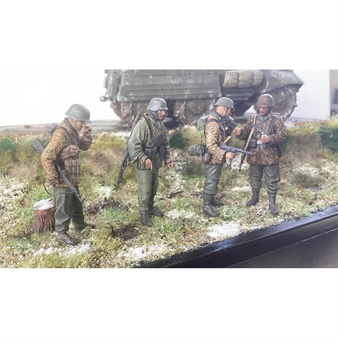 Dragon 6091 1/35 Scale, Poteau Ambush Soldier Figures (Ardennes 1944), Plastic Model Kit