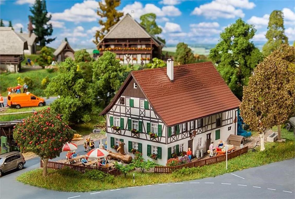 Faller 130556 1/87 Pansiyonlu Çiftlik Evi Demonte Plastik Maketi