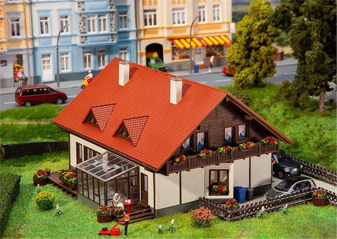 Faller 131549 1/87 Teraslı İki Daireli Müstakil Ev Demonte Plastik Maketi