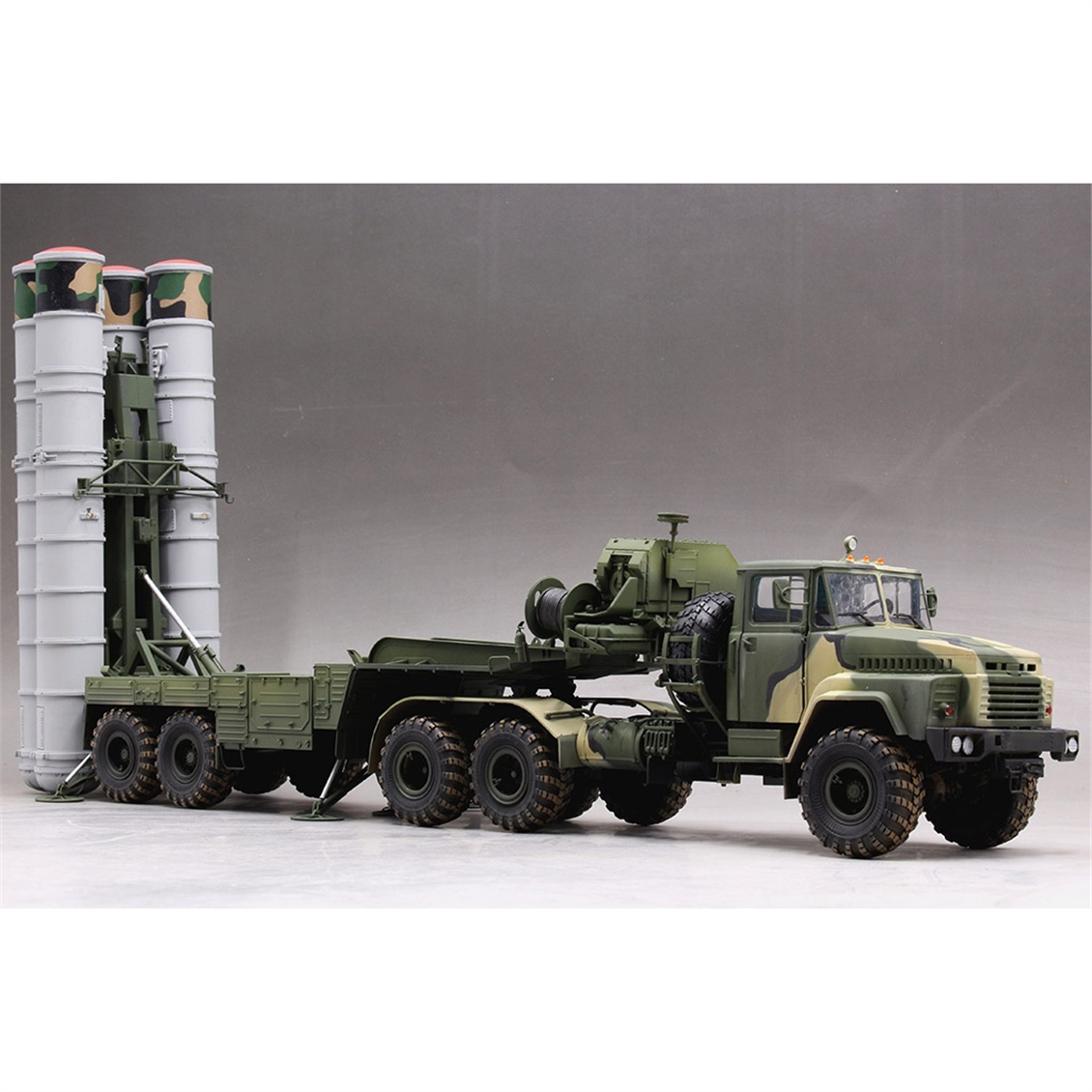Hobbyboss 85511 1/35 Ölçek, Rus KrAZ-260B Çekici ile 5P85TE TEL S-300PMU Füze Rampası, Plastik Model Kiti