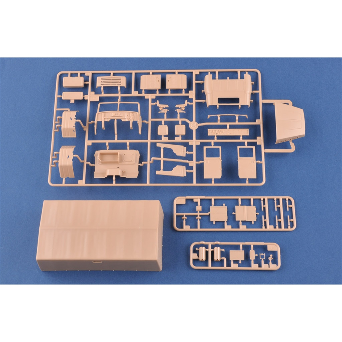 HobbyBoss 85512 1/35 Ölçek, Ukrayna KrAZ-6322 Askeri Kamyon, Plastik Model Kiti