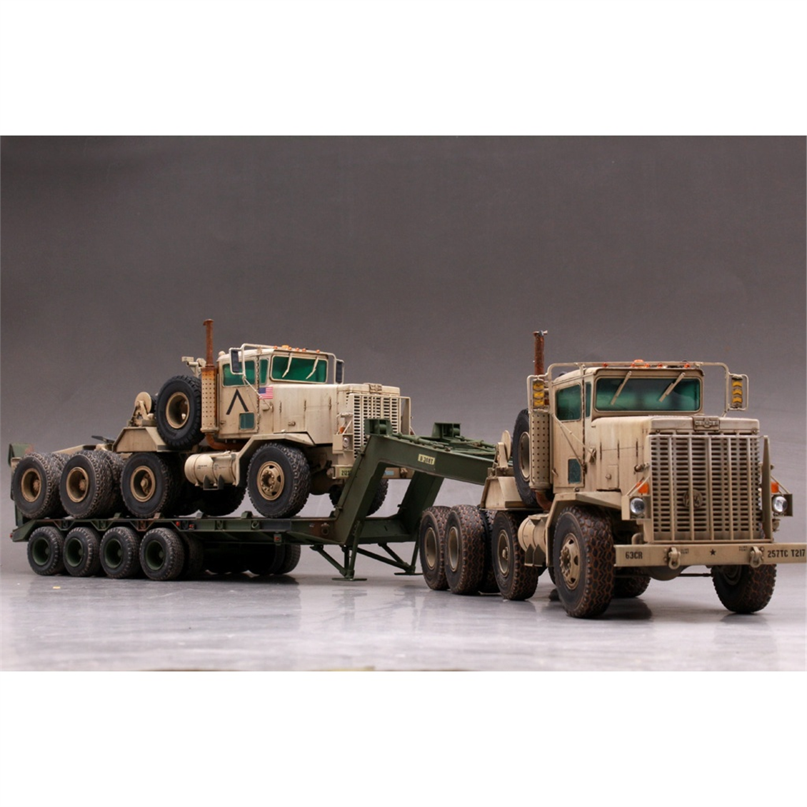 Hobbyboss 85519 1/35 Ölçek, M911 C-HET Çekici ile M747 Tankı ve Ağır Hizmet Dorsesi, Plastik Model Kiti