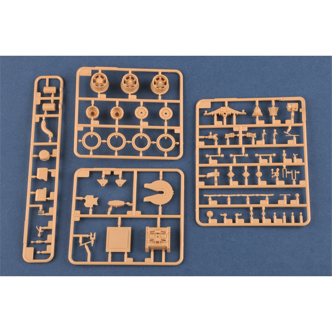 Hobbyboss 85523 1/35 Ölçek, Rus KrAZ-260B Çekici ile MAZ/ChMZAP-5247G Ağır Tonaj Dorsesi, Plastik Model Kiti