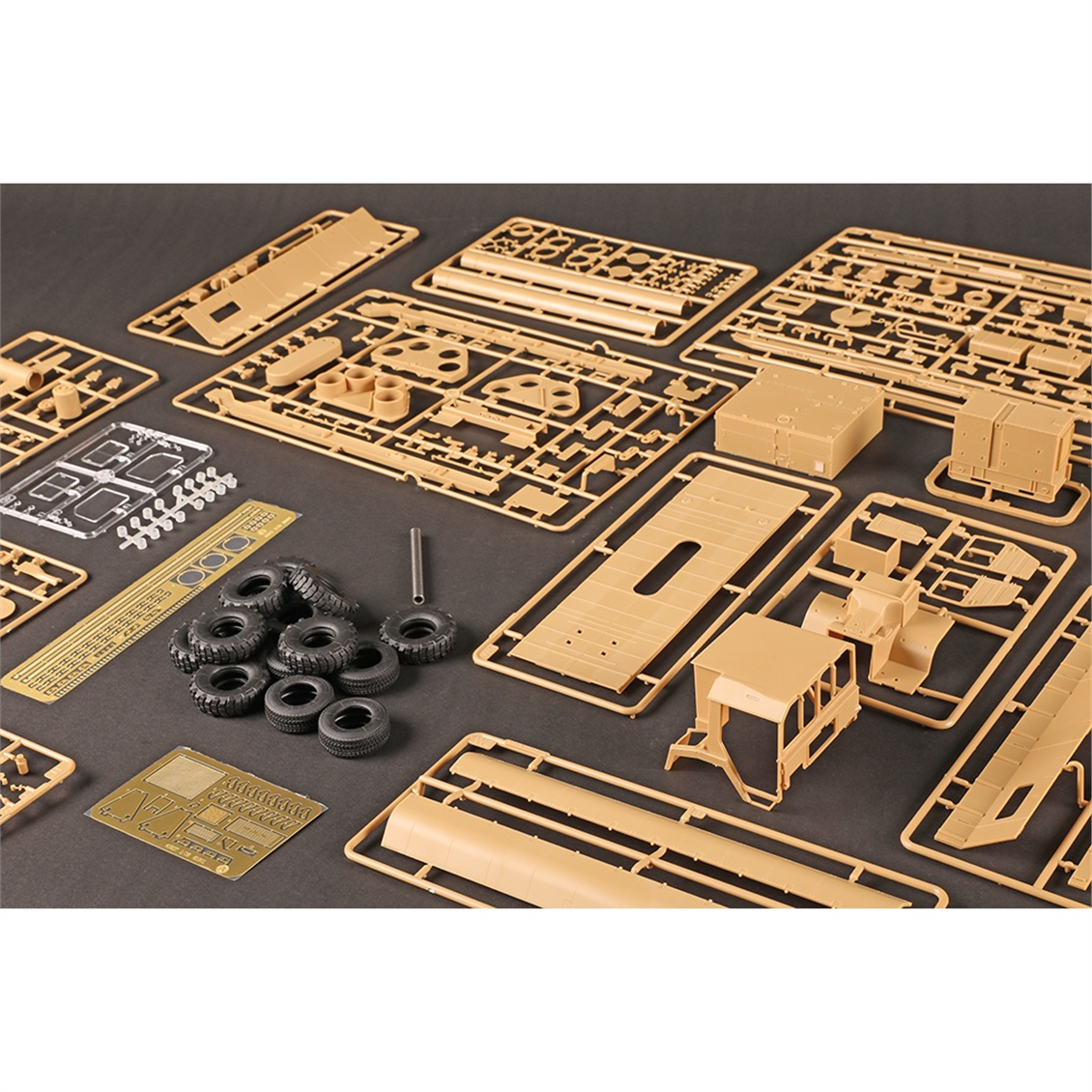 I Love Kit 63528 1/35 Ölçek, M1014 Kamyonu ve M2042A1 GLCM TEL Füze Savunma Sistemi, Plastik Model Kiti