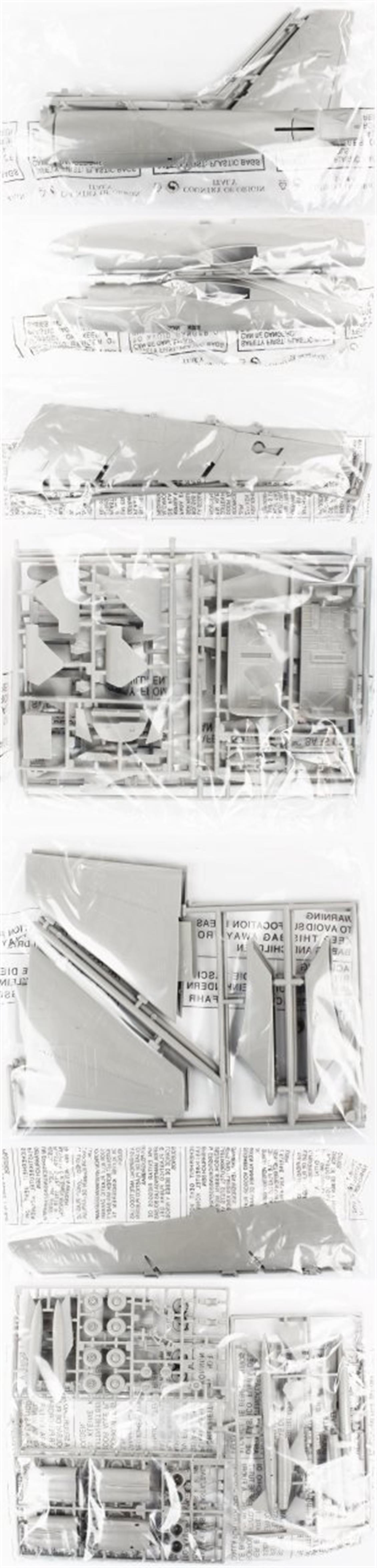 Italeri 1451S 1/72 B-52G (early with Hound Dog) Askeri Nakliye Uçağı Demonte Plastik Maketi