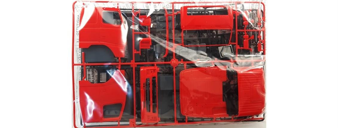 Italeri 3821S 1/24 Volvo FH 16 Globetrotter XL Çekici Demonte Plastik Maketi