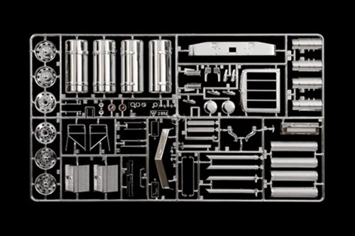 Italeri 3857S 1/24 Klasik Peterbilt 388 (Long Hauler) Çekici Demonte Plastik Maketi