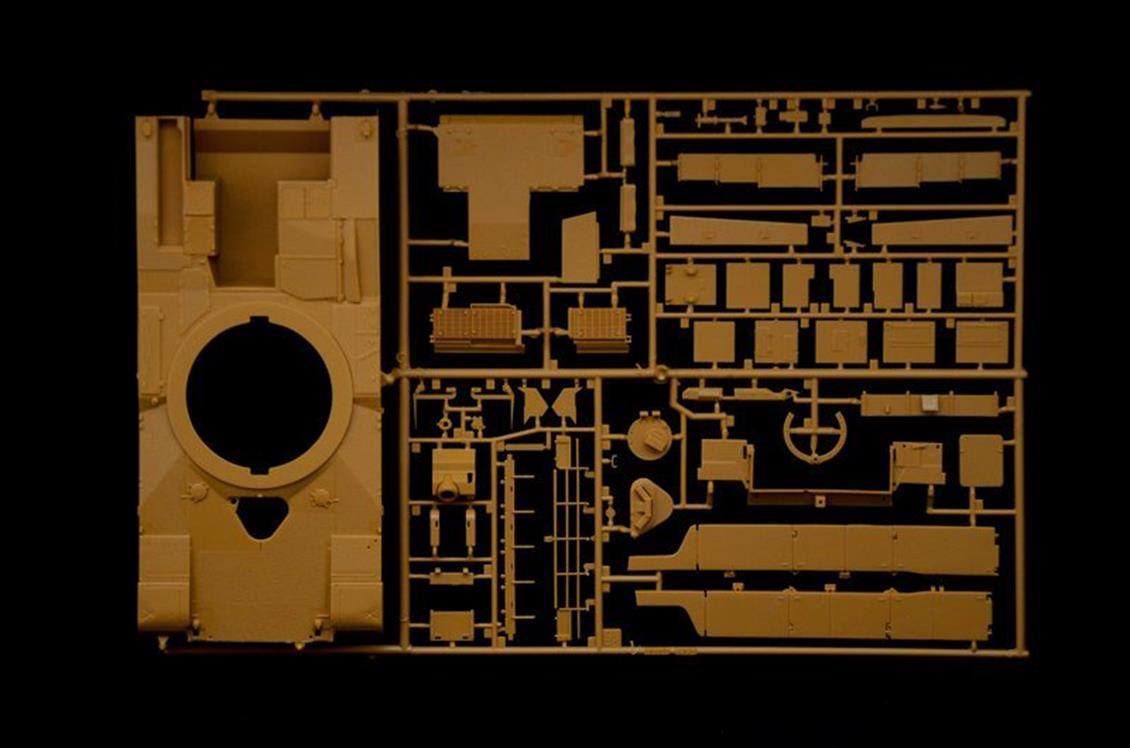 Italeri 6571S 1/35 M1A2 Abrams Mürettebatlı Tank Demonte Plastik Maketi