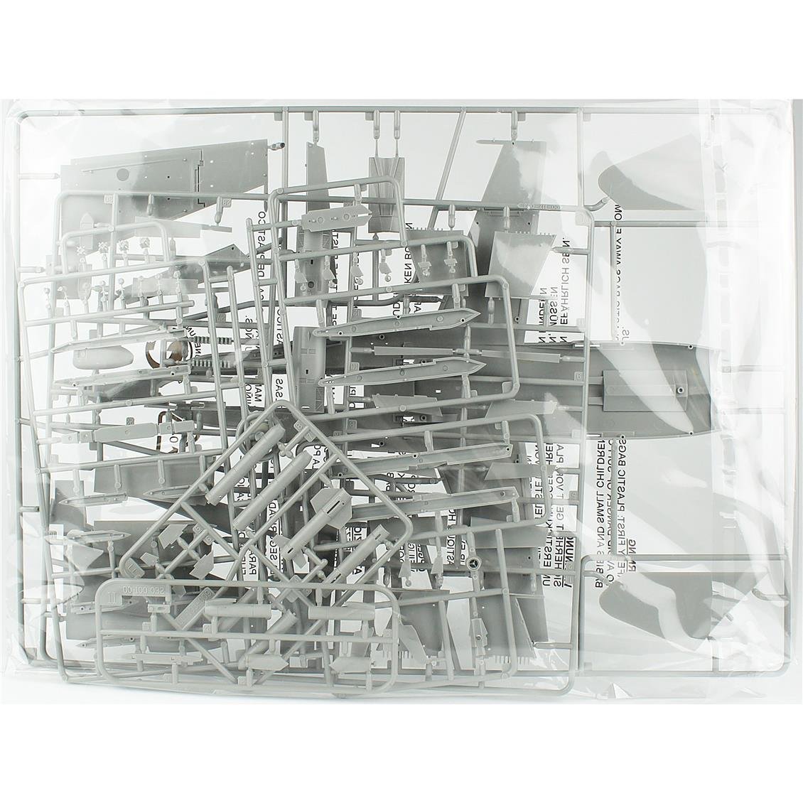 Kinetic K48114 1/48 F/A-18C (VFA-27 Royal Maces) Savaş Uçağı, Plastik Model Kiti