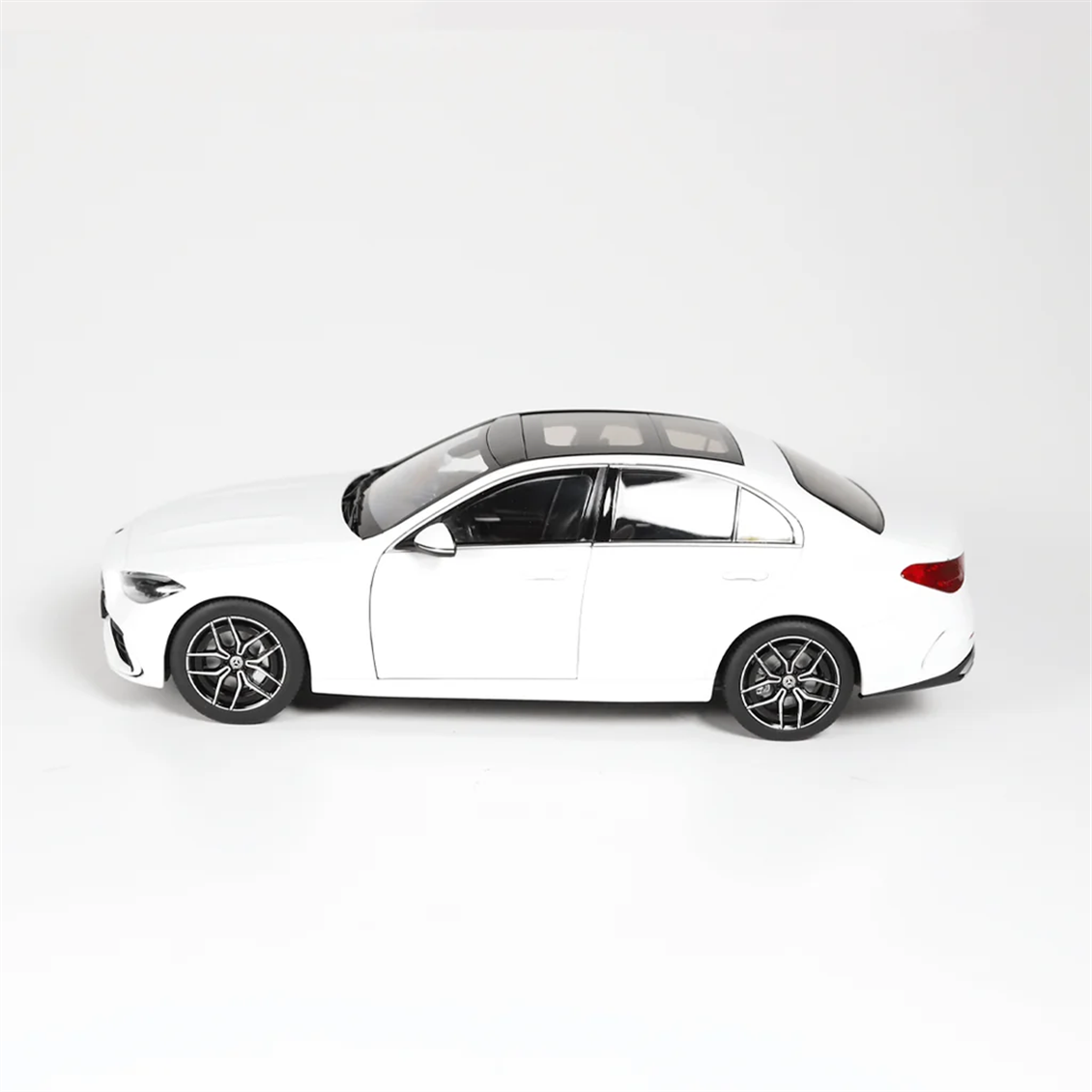 NZG 1102/41 1/18 Ölçek, Mercedes-Benz C-Class W206 Araba, Polar Beyaz, Sergilemeye Hazır Metal Model
