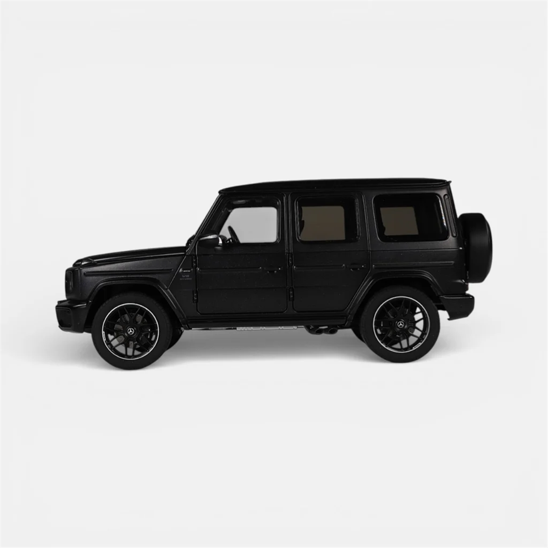 NZG 1109/52 1/18 Ölçek, Mercedes-AMG G 63 4x4 Arazi Aracı, Gece Siyahı, Sergilemeye Hazır Metal Model