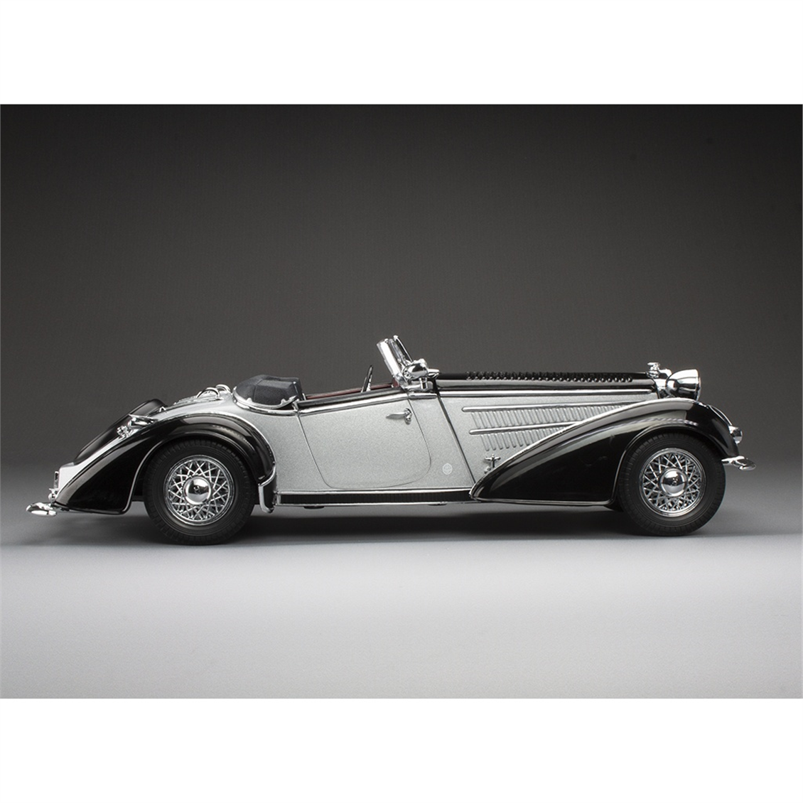 Sunstar 2410 1/18 Ölçek, 1939 Horch 855 Roadster, Gri Gümüş/Koyu Mavi, Sergilemeye Hazır Metal Araba Modeli