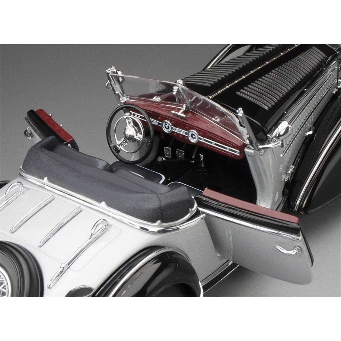 Sunstar 2410 1/18 Ölçek, 1939 Horch 855 Roadster, Gri Gümüş/Koyu Mavi, Sergilemeye Hazır Metal Araba Modeli