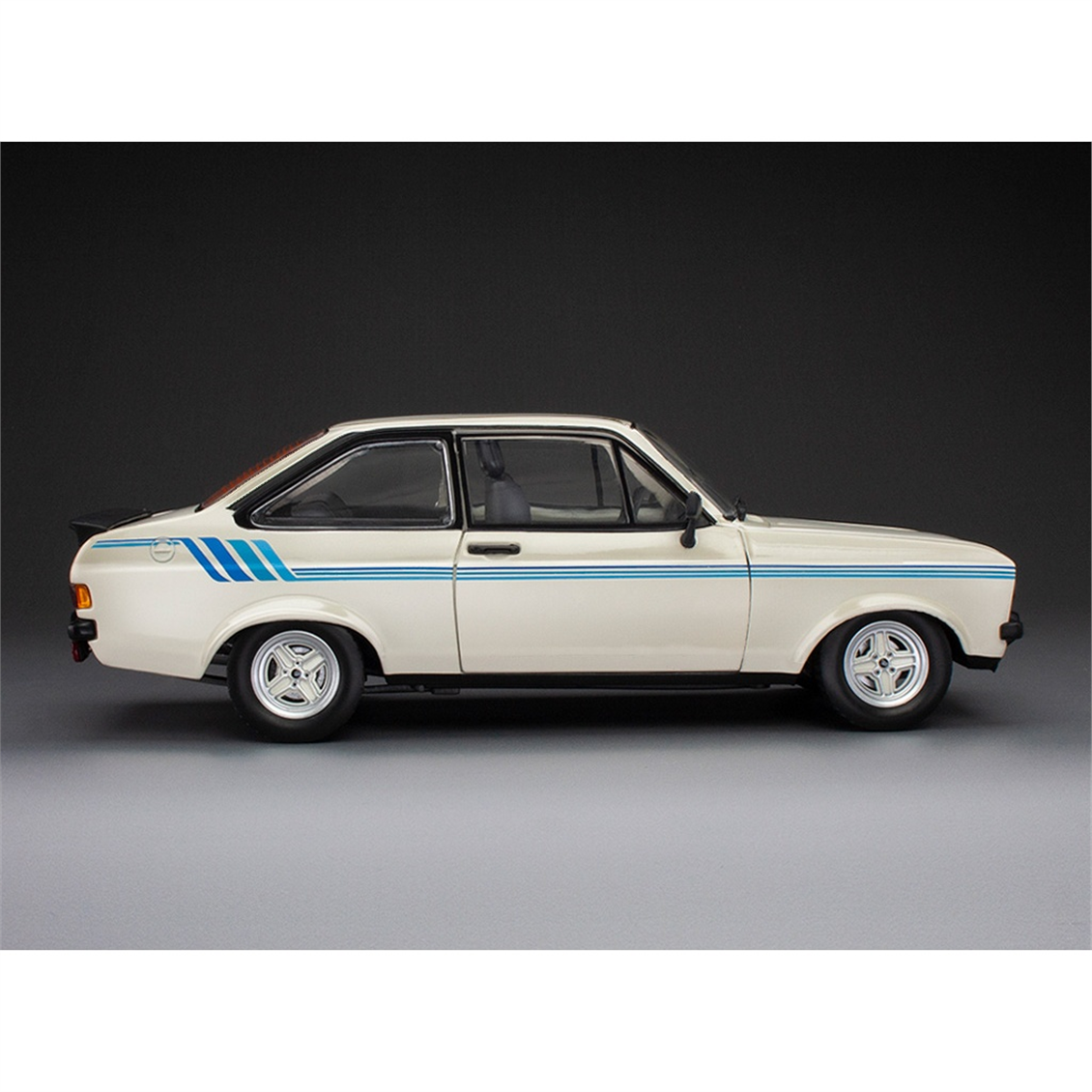 Sunstar 4636 1/18 Ölçek, 1980 Ford Escort Harrier, Elmas Beyazı, Sergilemeye Hazır Metal Araba Modeli