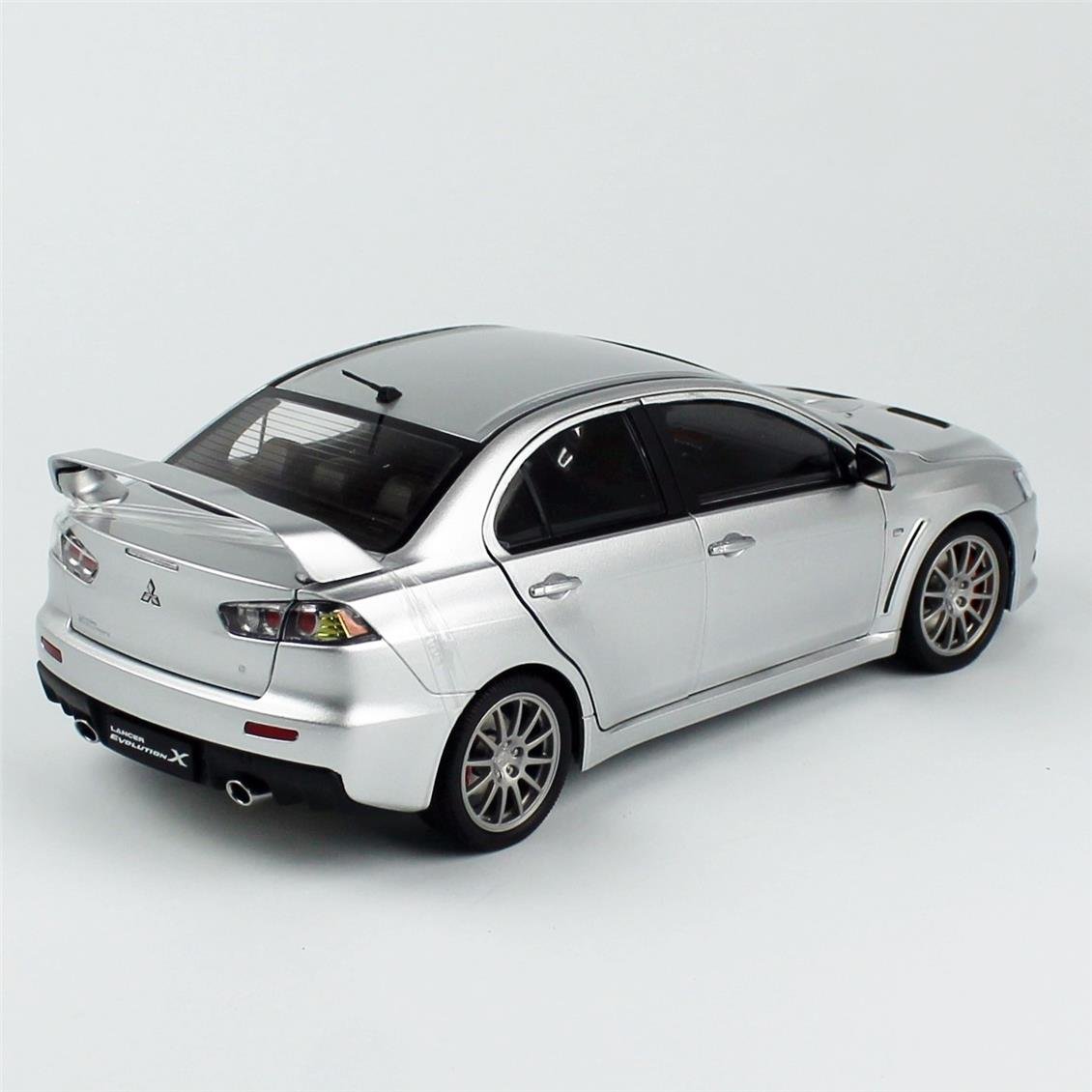 Sunstar 5821 1/18 Ölçek, Mitsubishi Lancer Evolution X, Gümüş Metalik, Sergilemeye Hazır Metal Araba Modeli
