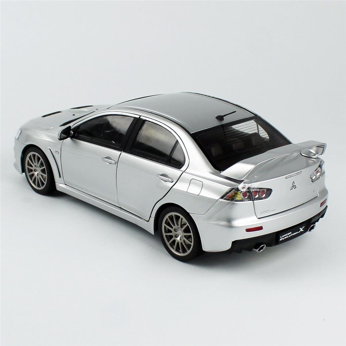 Sunstar 5821 1/18 Ölçek, Mitsubishi Lancer Evolution X, Gümüş Metalik, Sergilemeye Hazır Metal Araba Modeli