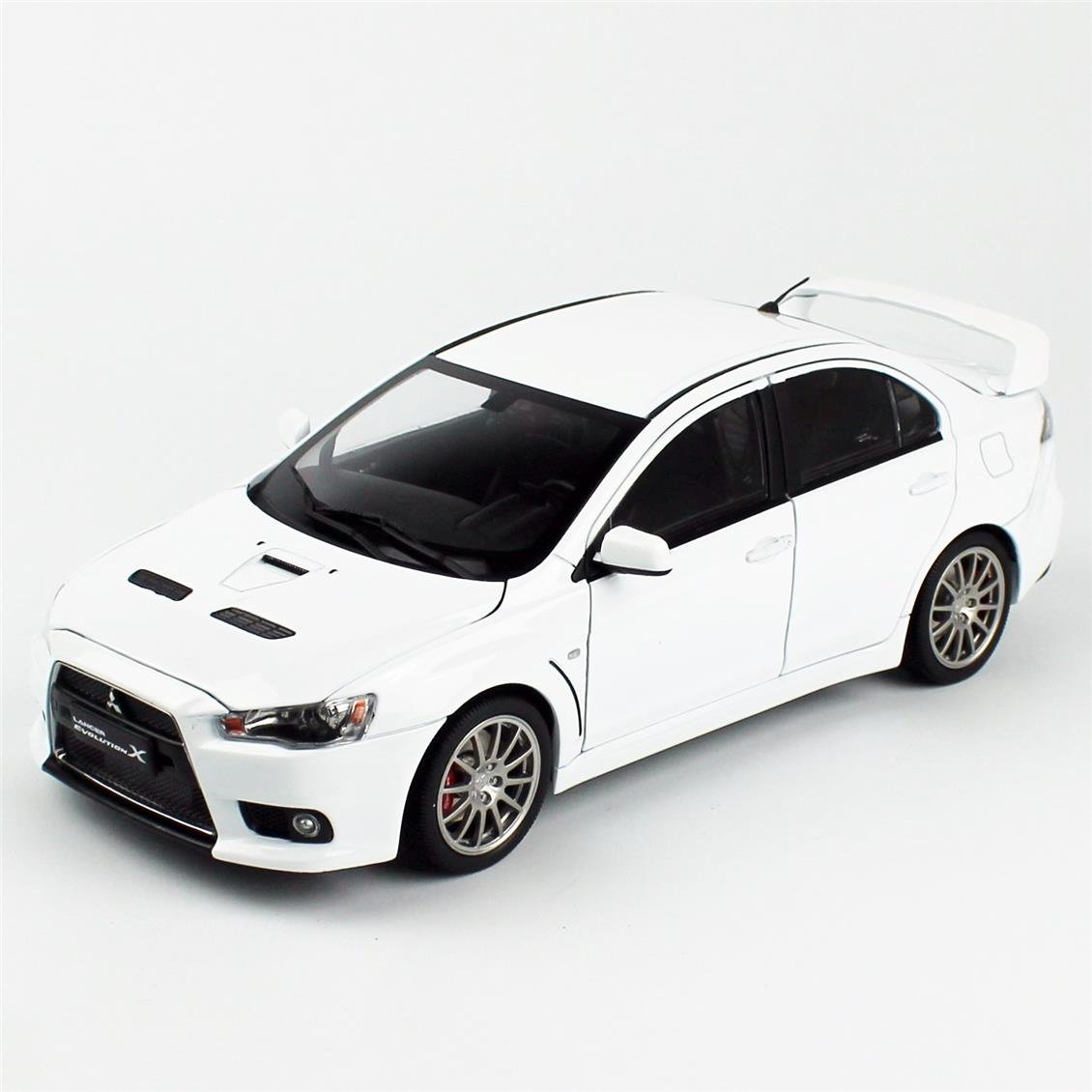 Sunstar 5824 1/18 Ölçek, Mitsubishi Lancer Evolution X, Beyaz, Sergilemeye Hazır Metal Araba Modeli