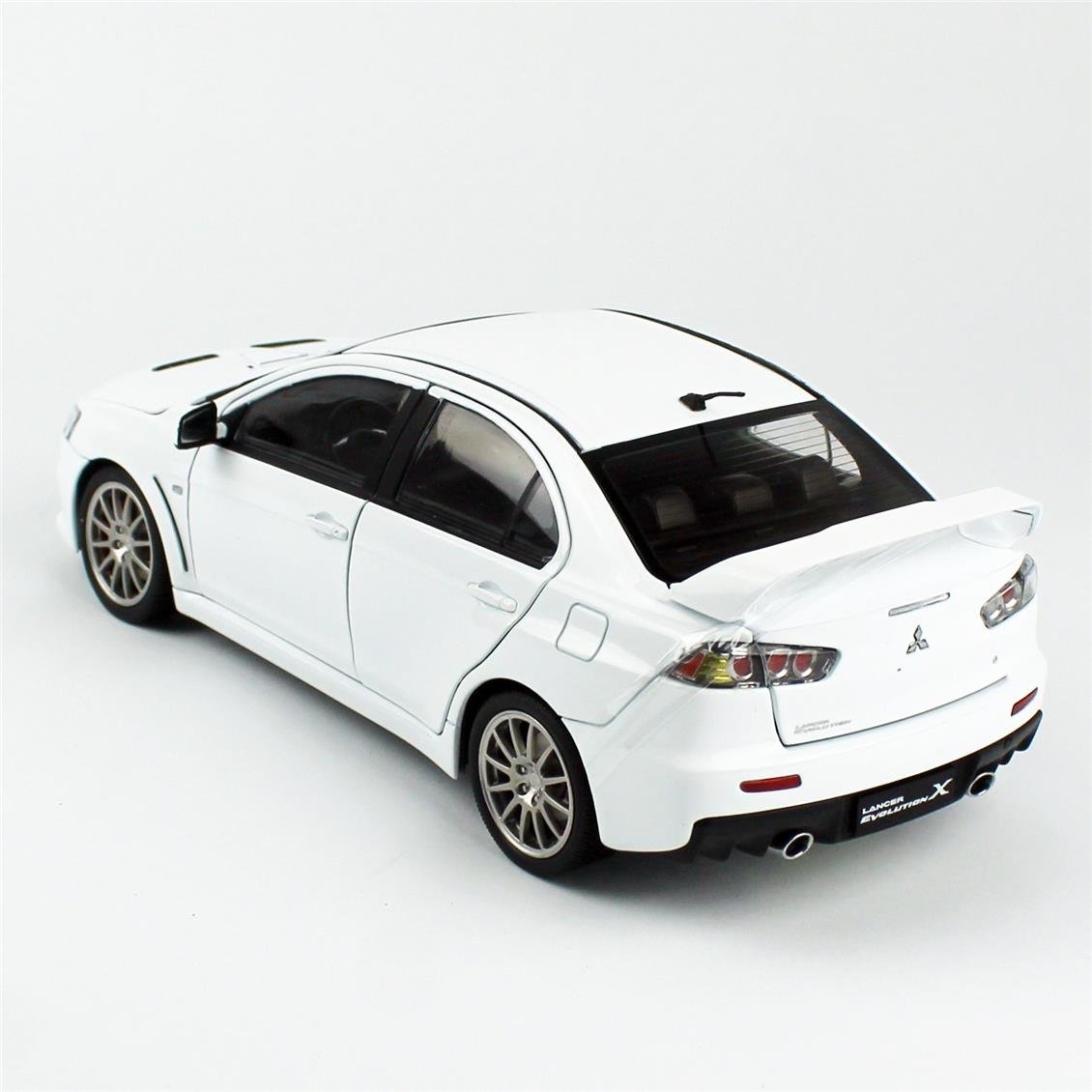 Sunstar 5824 1/18 Ölçek, Mitsubishi Lancer Evolution X, Beyaz, Sergilemeye Hazır Metal Araba Modeli