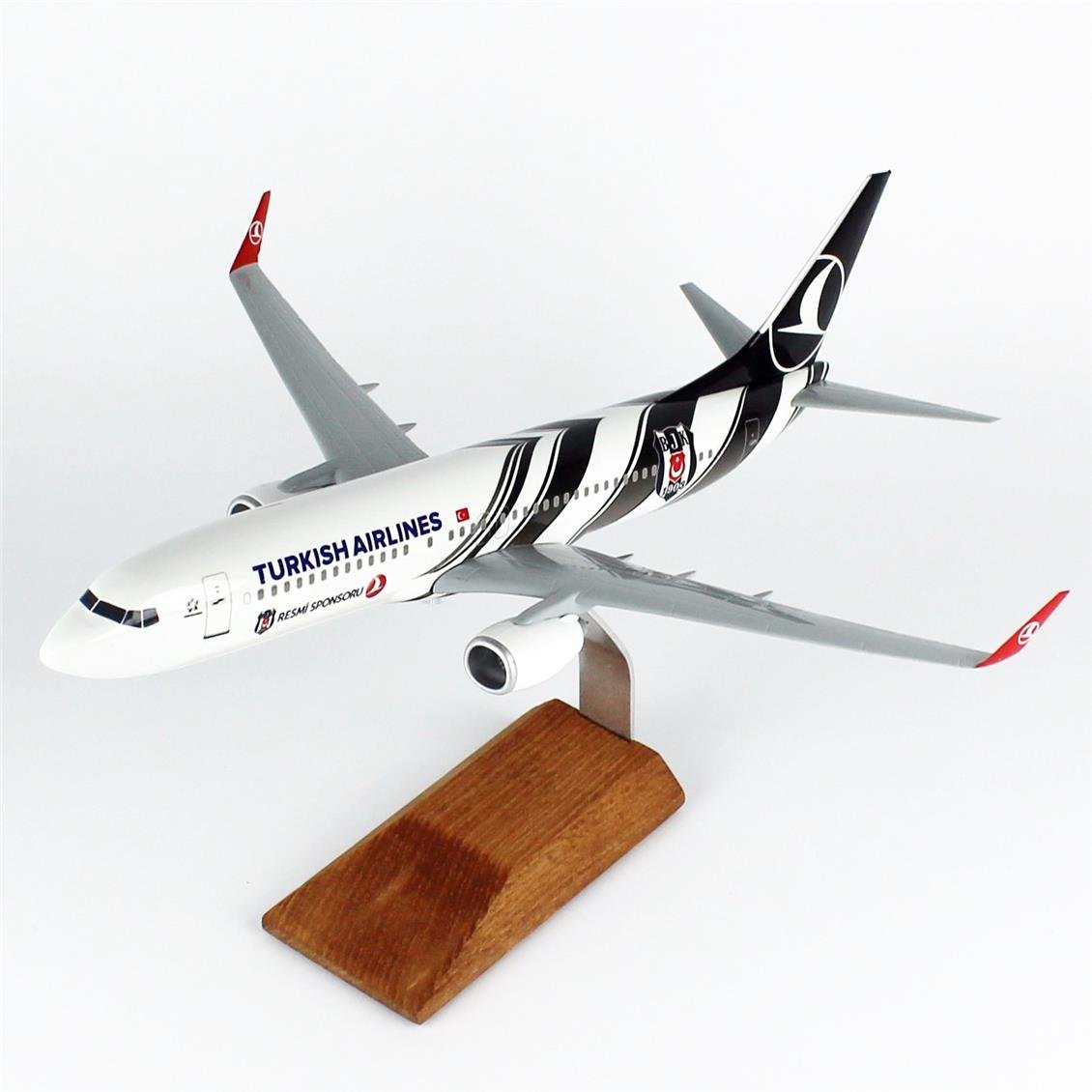 THY006 1/100 Ölçek, THY Beşiktaş Logolu B737-800 Yolcu Uçağı, Sergilemeye Hazır Ahşap Standlı Model