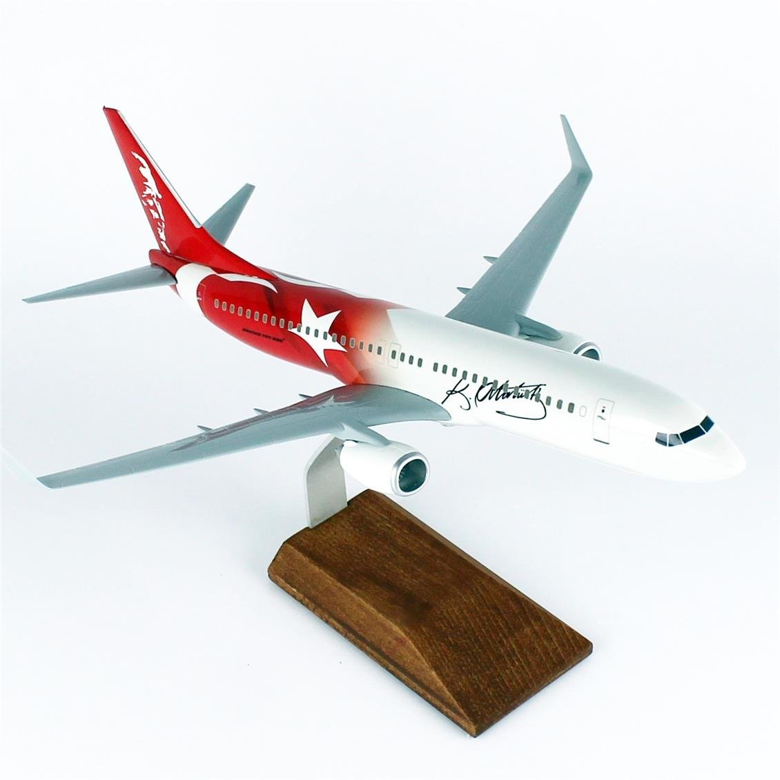 THY009 1/100 Ölçek, THY Ata Kırmızı Logolu B737-800 Yolcu Uçağı, Sergilemeye Hazır Ahşap Standlı Model
