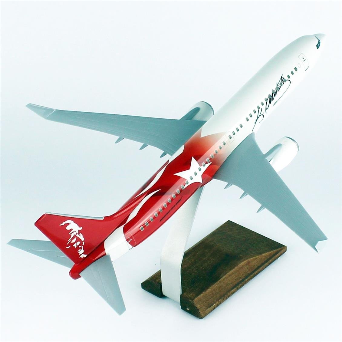 THY009 1/100 Ölçek, THY Ata Kırmızı Logolu B737-800 Yolcu Uçağı, Sergilemeye Hazır Ahşap Standlı Model