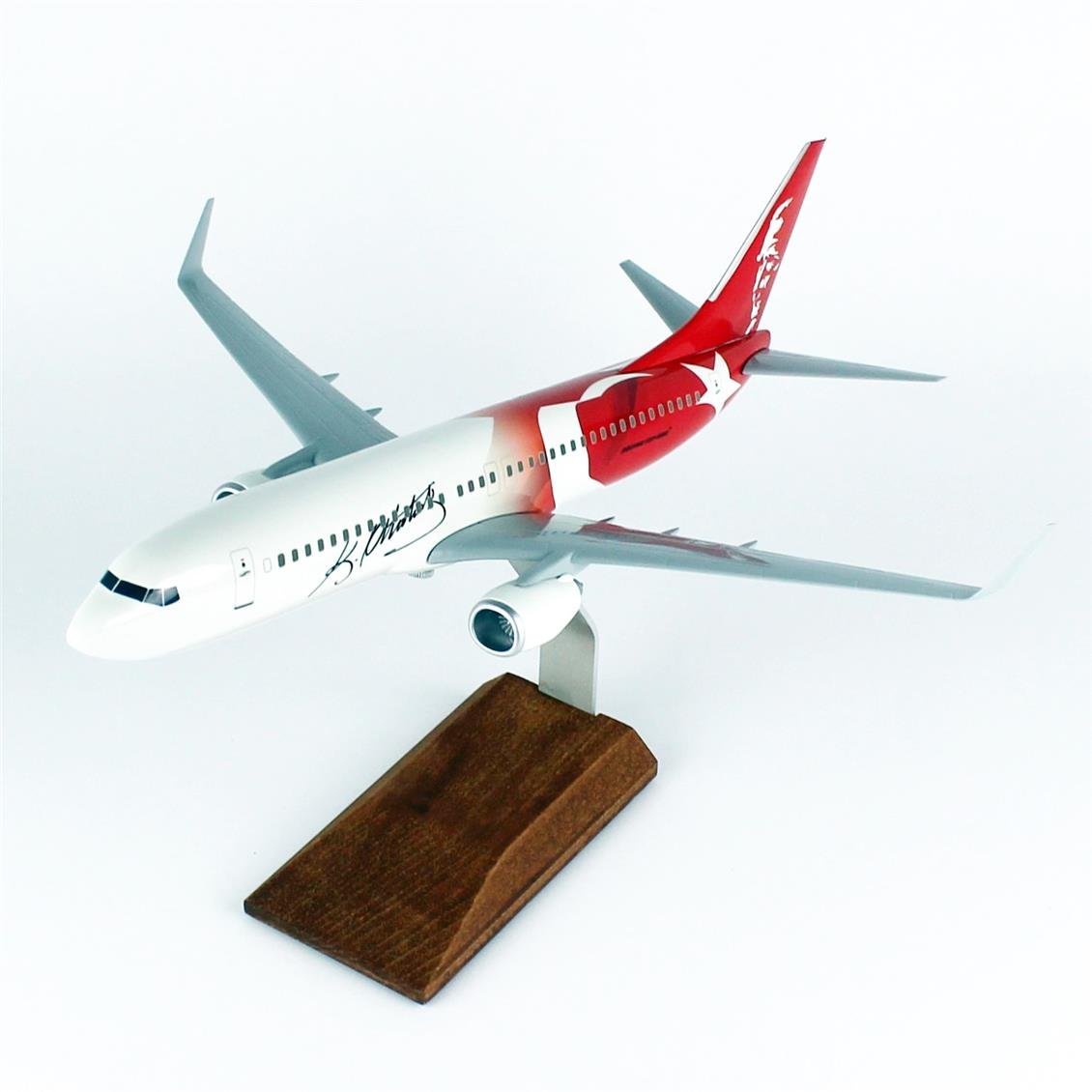 THY009 1/100 Ölçek, THY Ata Kırmızı Logolu B737-800 Yolcu Uçağı, Sergilemeye Hazır Ahşap Standlı Model