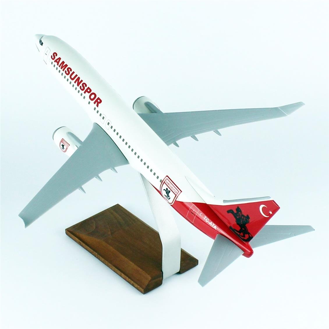 THY012 1/100 Ölçek, THY Samsun Spor Logolu B737-800 Yolcu Uçağı, Sergilemeye Hazır Ahşap Standlı Model