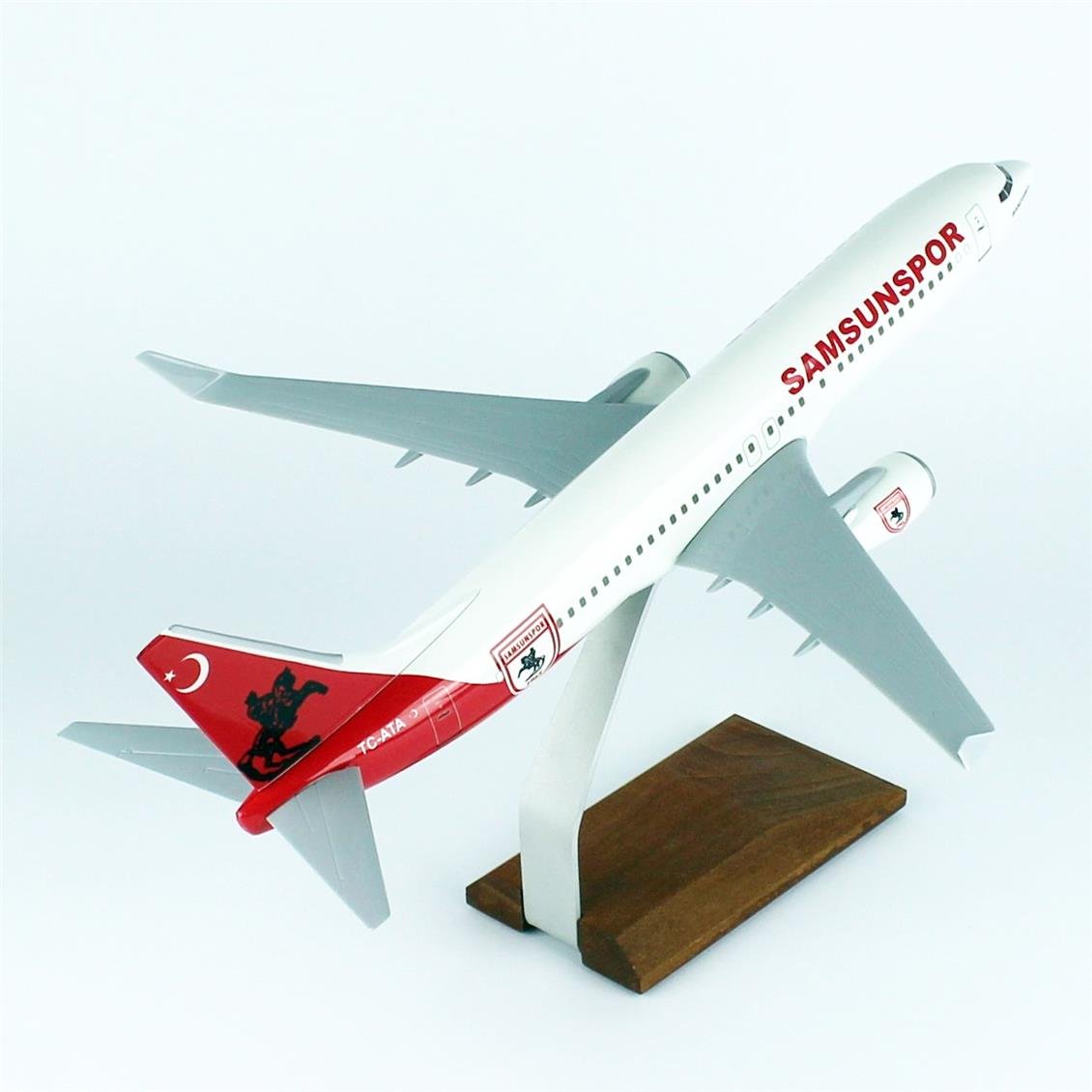 THY012 1/100 Ölçek, THY Samsun Spor Logolu B737-800 Yolcu Uçağı, Sergilemeye Hazır Ahşap Standlı Model