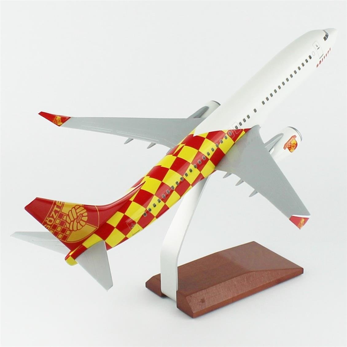THY035 1/100 Ölçek, THY Göztepe Spor Logolu B737-800 Yolcu Uçağı, Sergilemeye Hazır Ahşap Standlı Model