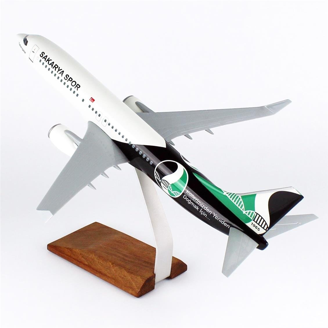 THY046 1/100 Ölçek, THY Sakarya Spor B737-800 Yolcu Uçağı, Sergilemeye Hazır Ahşap Standlı Model