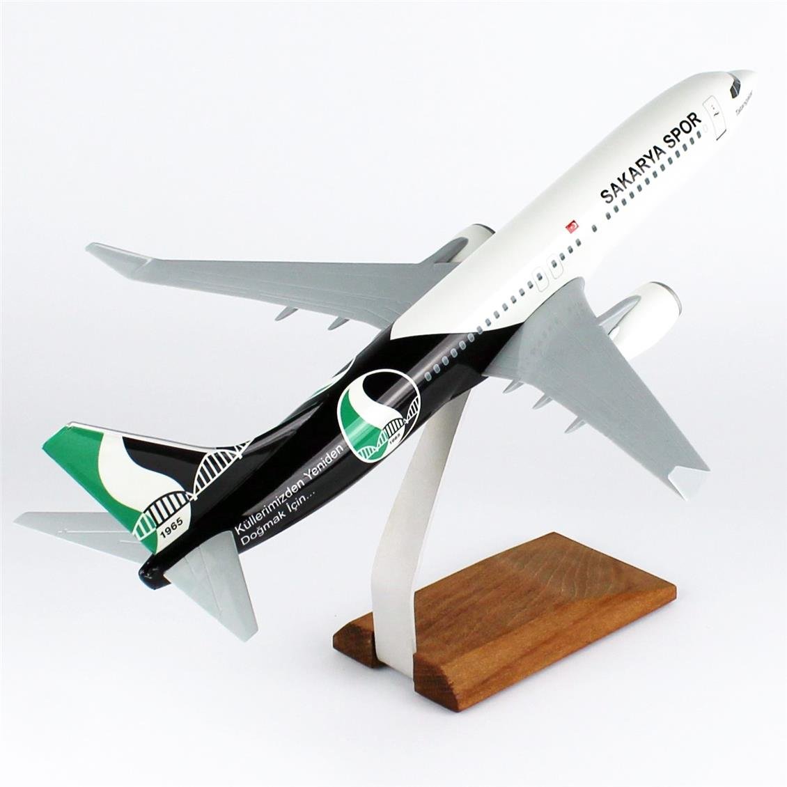 THY046 1/100 Ölçek, THY Sakarya Spor B737-800 Yolcu Uçağı, Sergilemeye Hazır Ahşap Standlı Model