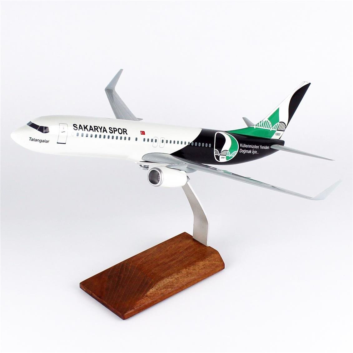 THY046 1/100 Ölçek, THY Sakarya Spor B737-800 Yolcu Uçağı, Sergilemeye Hazır Ahşap Standlı Model