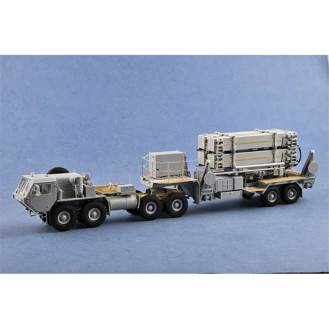 Trumpeter 01037 1/35 Ölçek, M983 HEMTT Çekici ve M901 Fırlatma Rampası ile  MIM-104F Patriot SAM Füze Sistemi, Plastik Model Ki