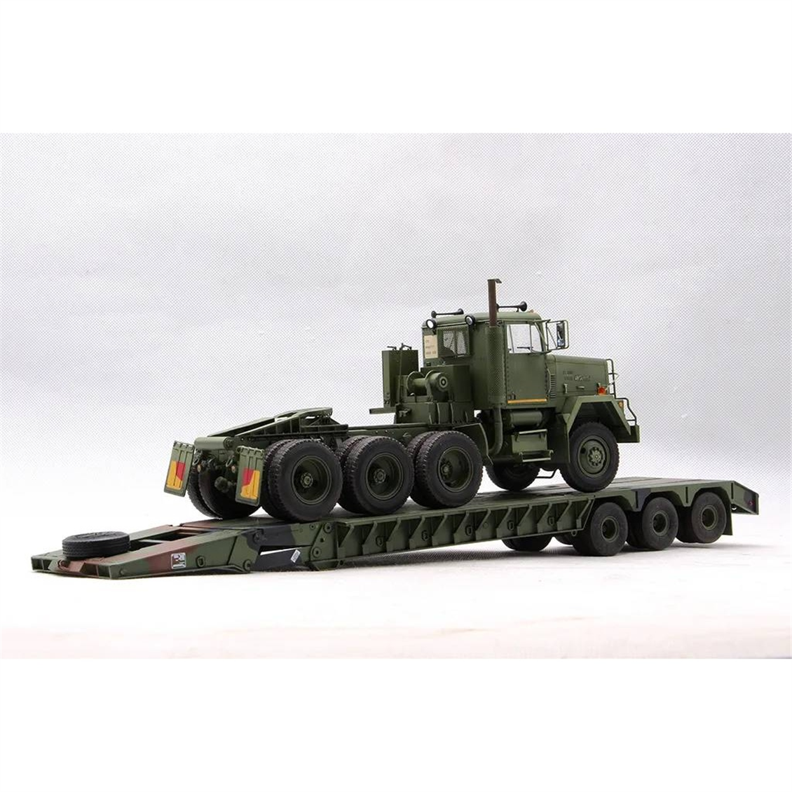 Trumpeter 01078 1/35 Ölçek, M920 Ağır Hizmet Çekici ve M870A1 Yarı Römorku, Plastik Model Kiti