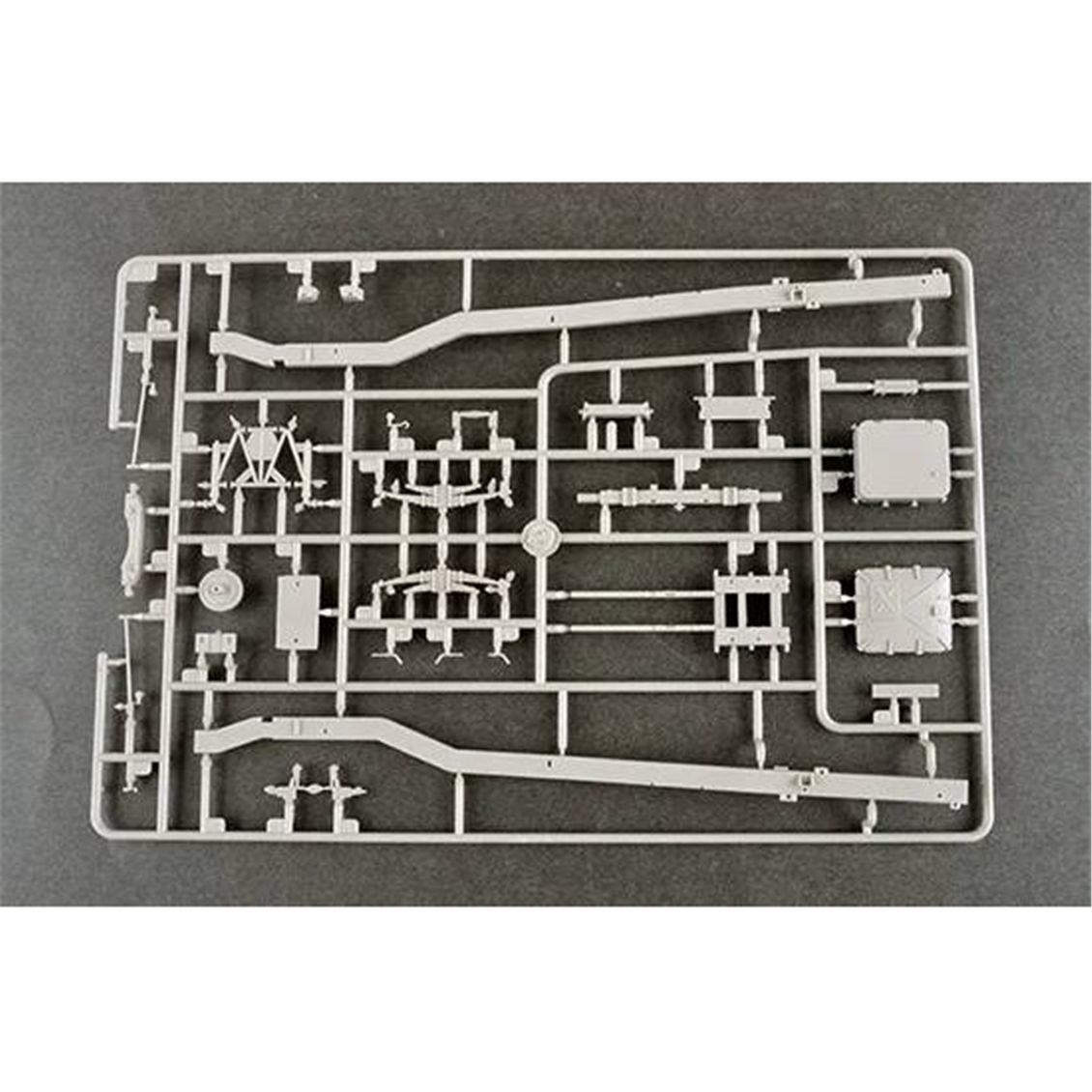 Trumpeter 01081 1/35 Ölçek, Soviet ZiL-131V Çekici ve 2T3M1 Treyler ile 8K14 Füzesi, Plastik Model Kiti