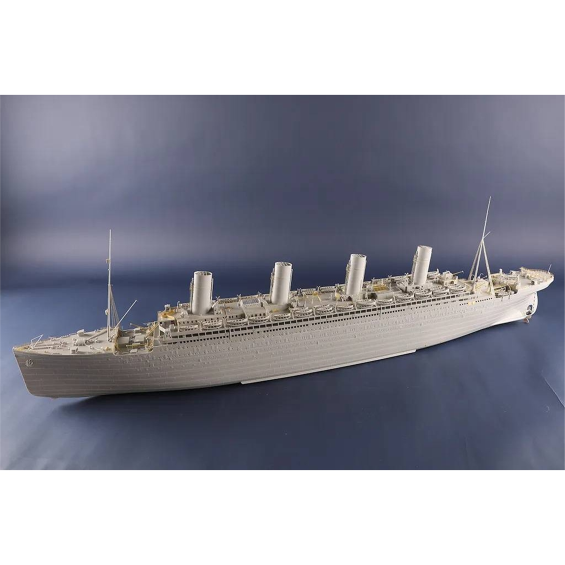 Trumpeter 03720 1/200 Ölçek, HMT Olympic, Yolcu Gemisi Plastik Model Kiti