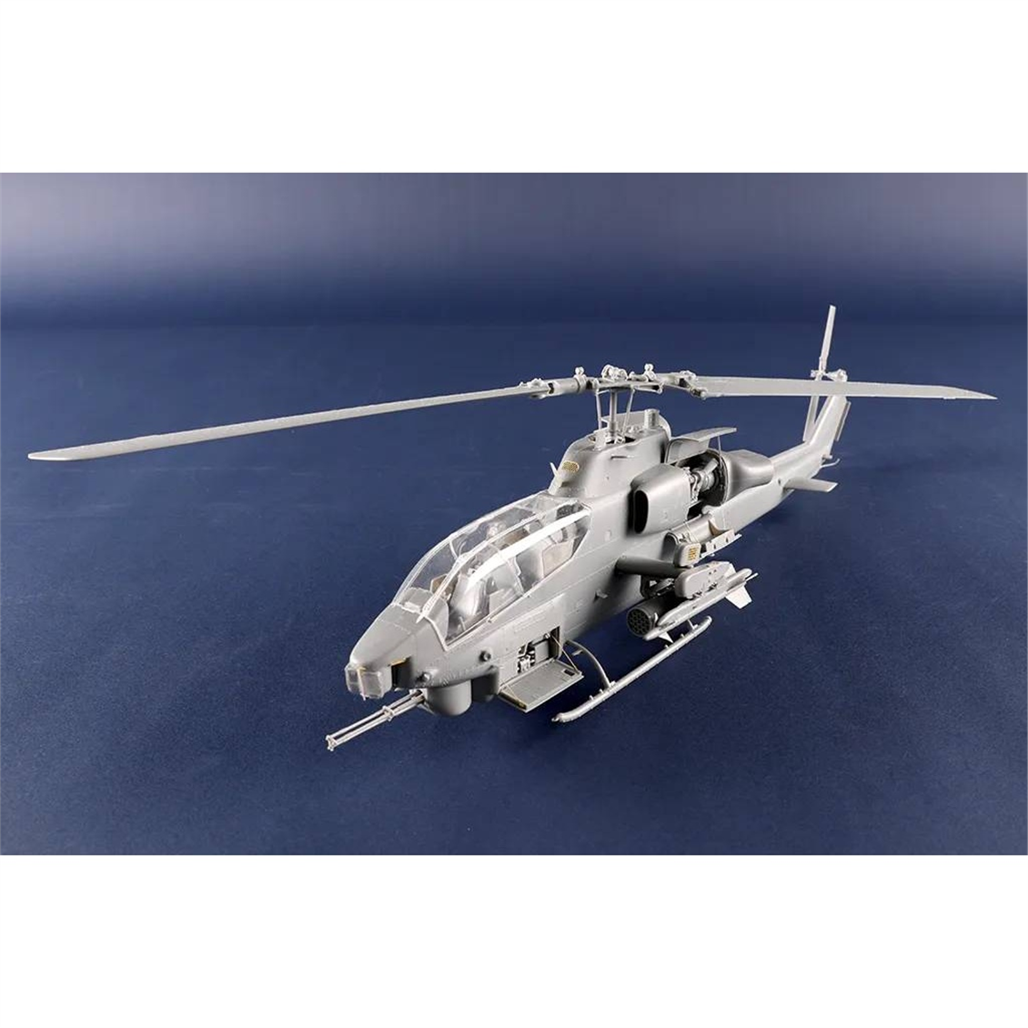 Trumpeter 05117 1/35 Ölçek, AH-1W Super Cobra (Turned Exhaust), Askeri Helikopter Plastik Model Kiti