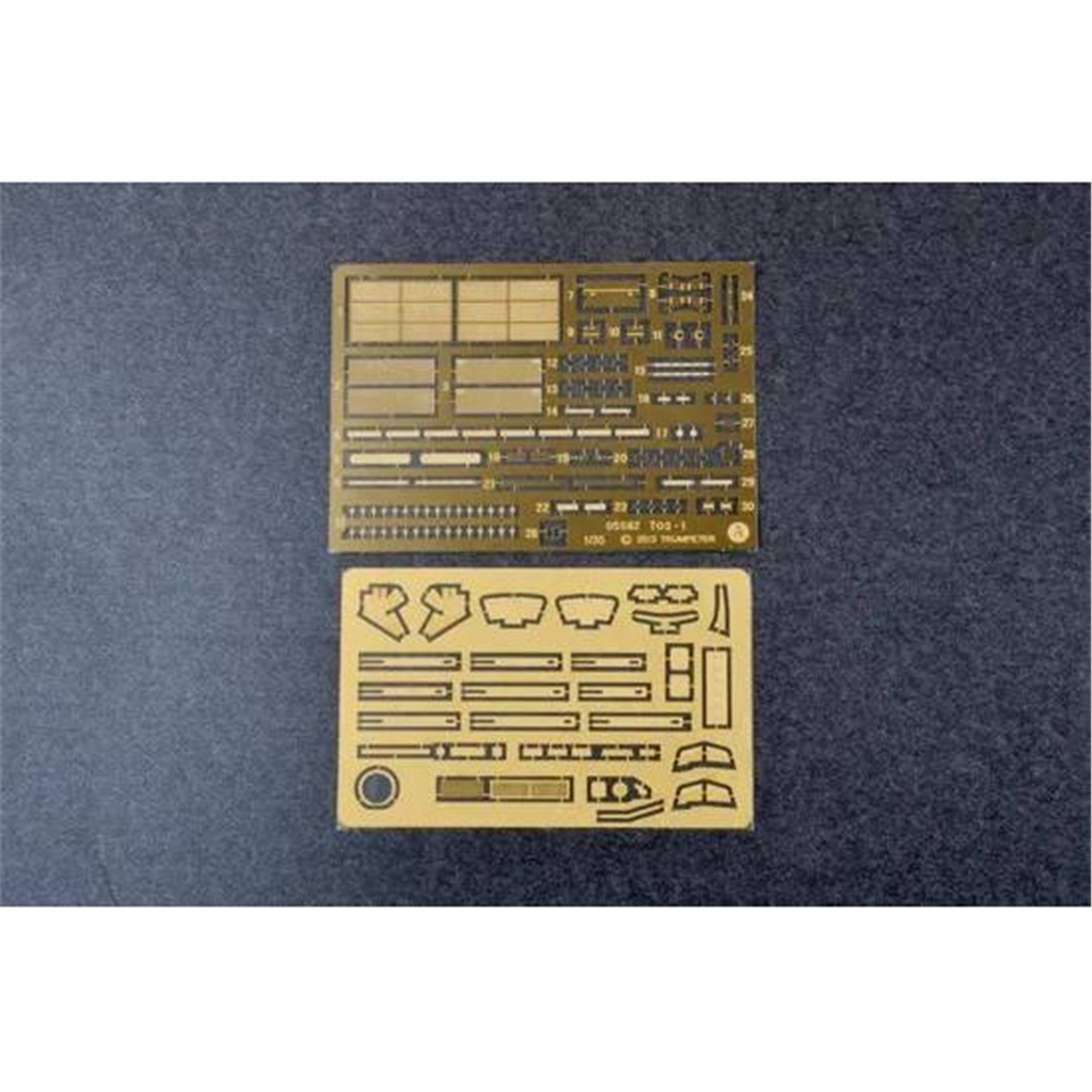 Trumpeter 05582 1/35 Ölçek, Rus TOS-1A, Çoklu Roketatar Plastik Model Kiti