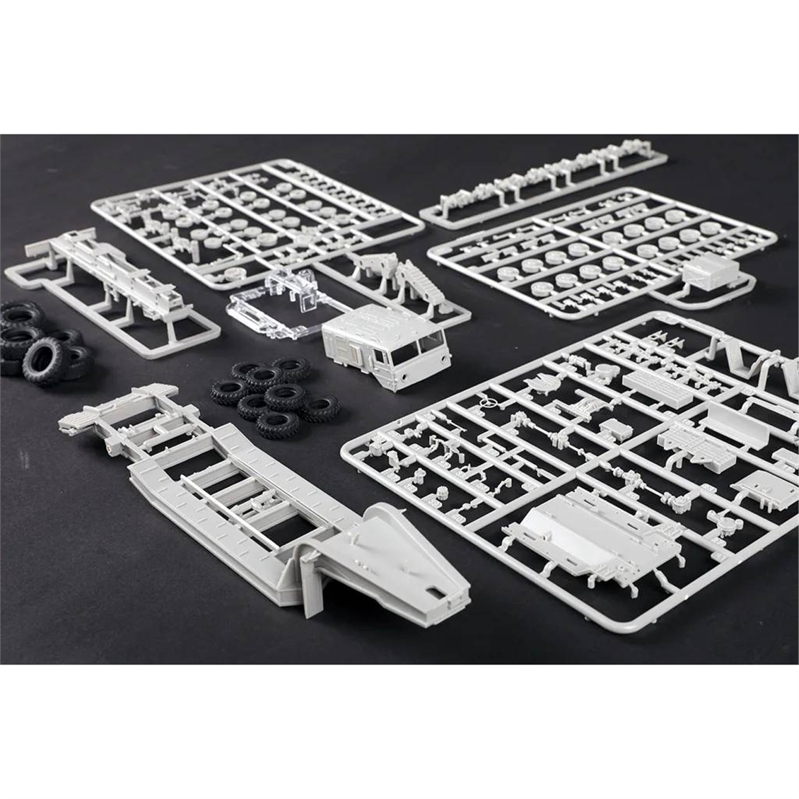 Trumpeter 07195 1/72 Ölçek, MAZ-537G Çekici (Geç Dönem) ve MAZ/ChMZAP-5247G Yarı Römork, Plastik Model Kiti