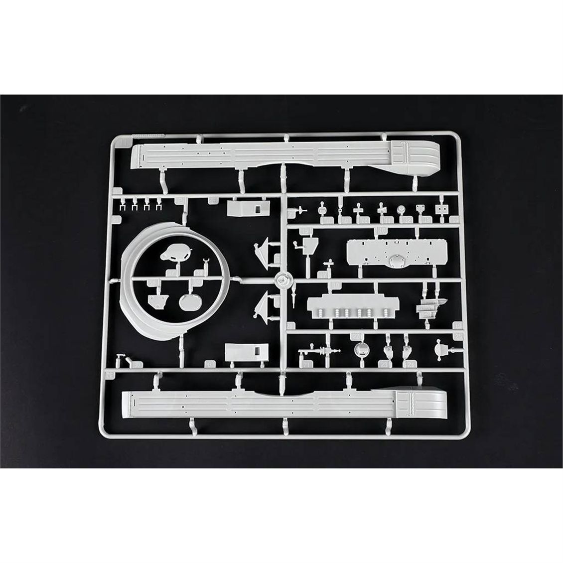 Trumpeter 09602 1/35 Ölçek, Sovyet T-72 Ural Tankı ve Kontakt-1 Reaktif Zırhı (ERA), Plastik Model Kiti
