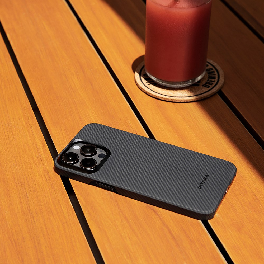 Apple iPhone 15 Pro Max Kılıf M-safe Şarj Özellikli 600D Aramid Fiber Pitaka Ultra-Slim Classic Serisi Black-Grey Twill Kapak