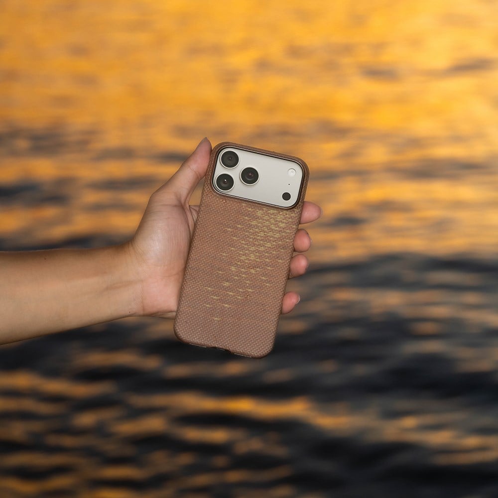 Apple iPhone 17 Pro Max Kılıf M-safe Şarj Özellikli Aramid Fiber Pitaka Glints of Gold Ultra Slim Serisi Kapak