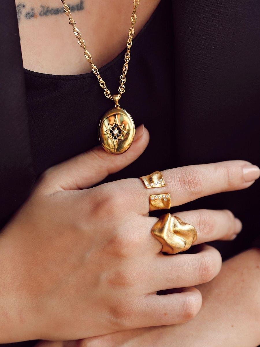 Kutup Yıldızı Siyah Taşlı Madalyon Kolye