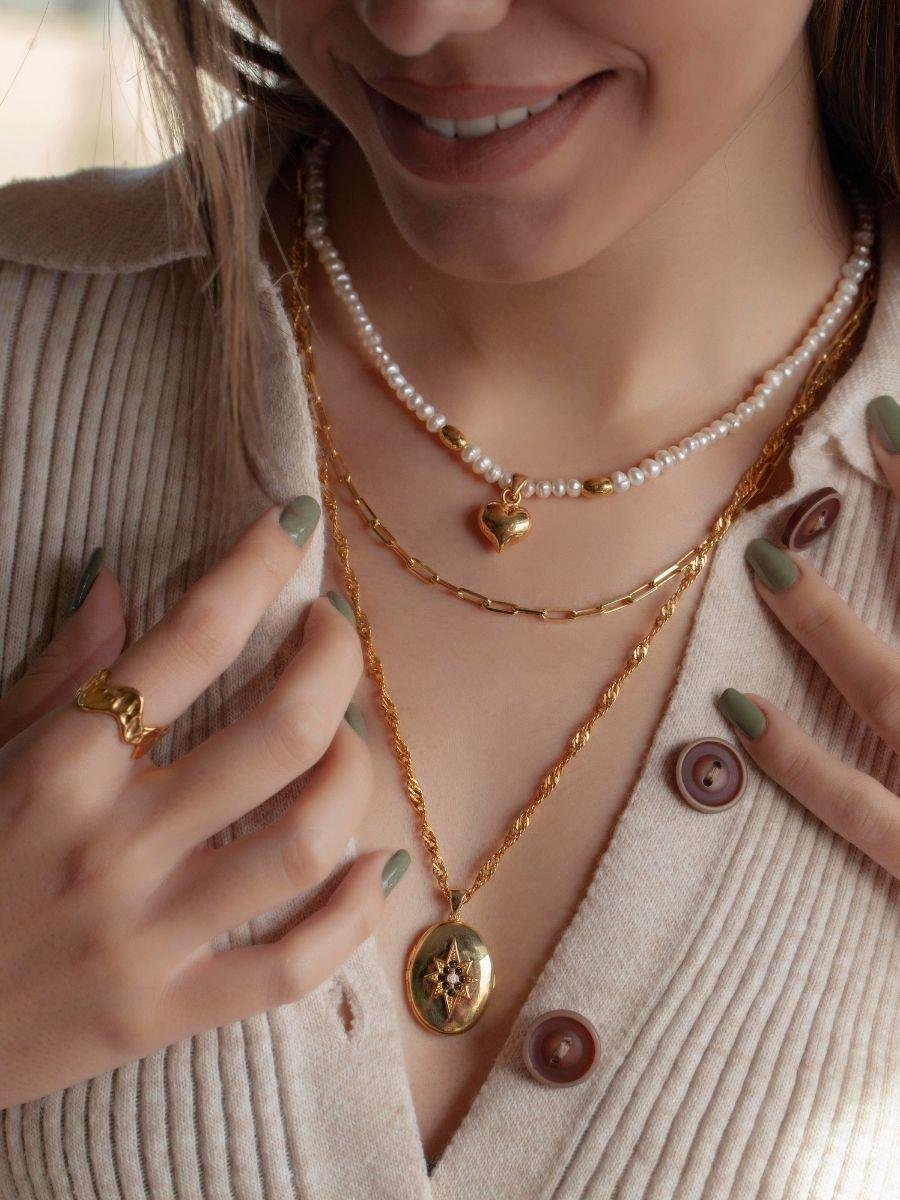 Kutup Yıldızı Siyah Taşlı Madalyon Kolye