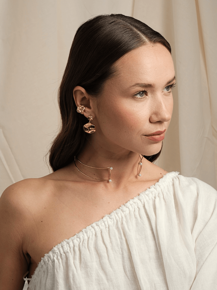 Lora Sallantılı Yuvarlak Amorf Küpe