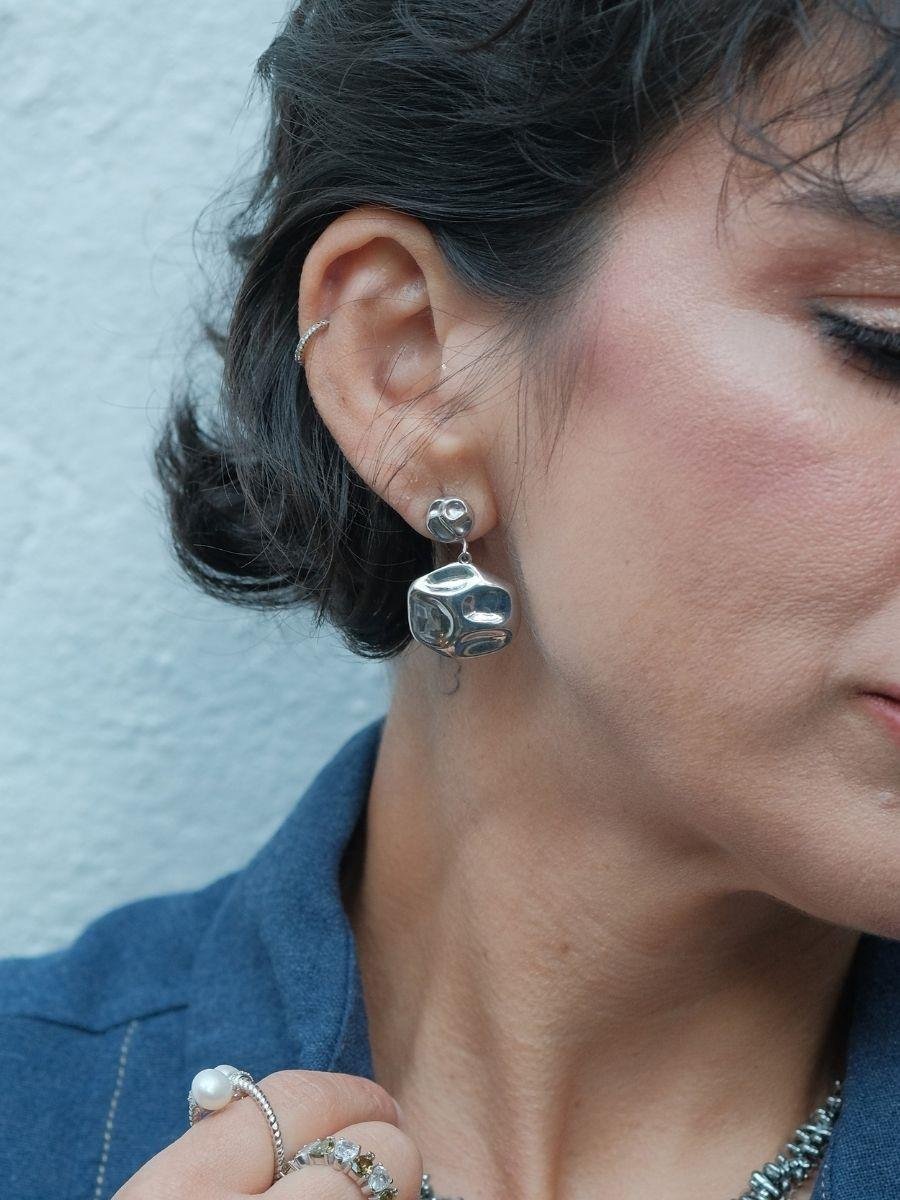 Lora Sallantılı Yuvarlak Amorf Küpe