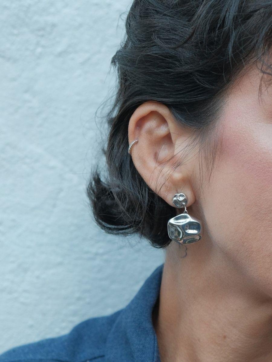 Lora Sallantılı Yuvarlak Amorf Küpe