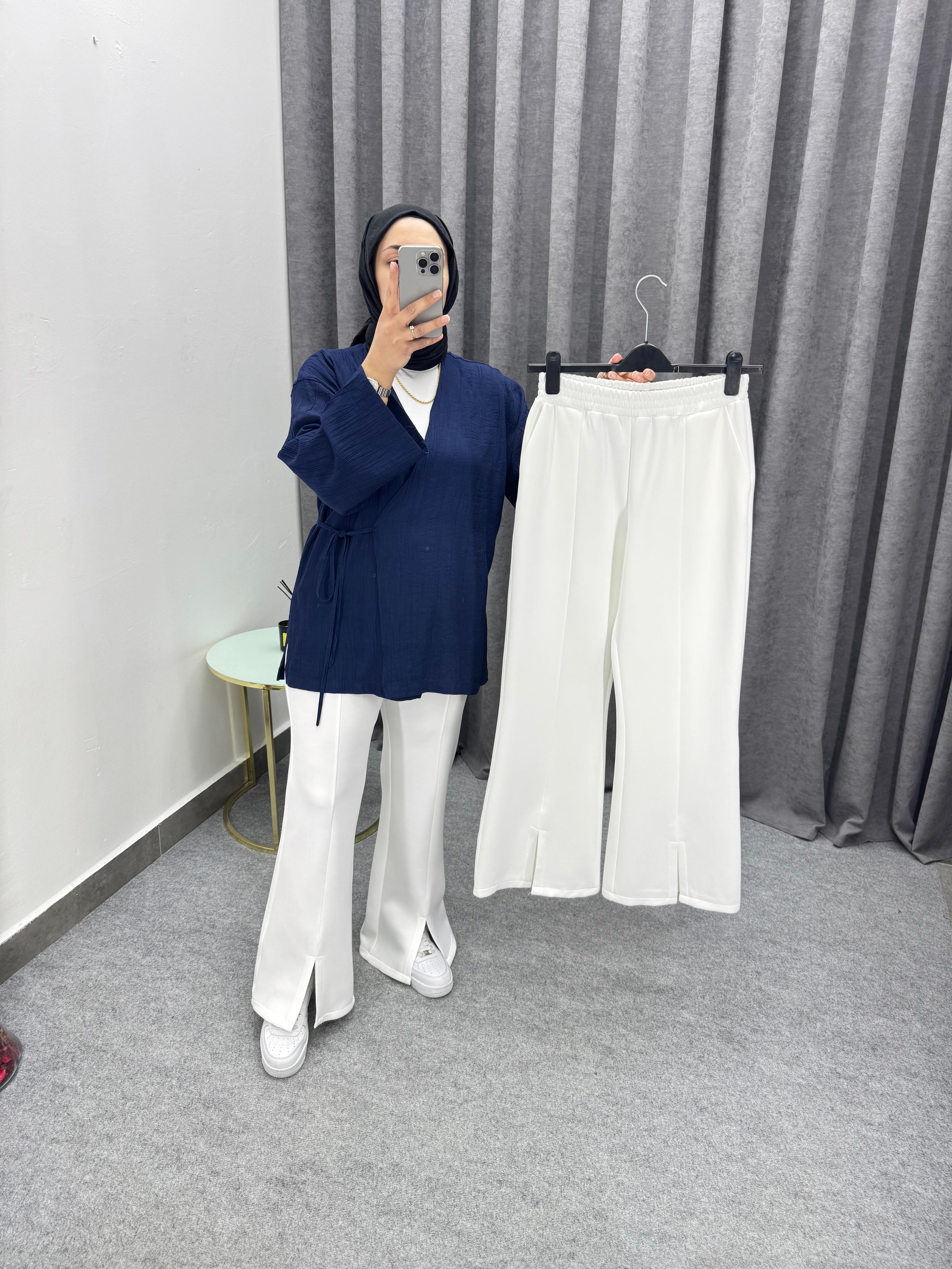 Beyaz Yırtmaç Detaylı Beli Lastikli Pantolon