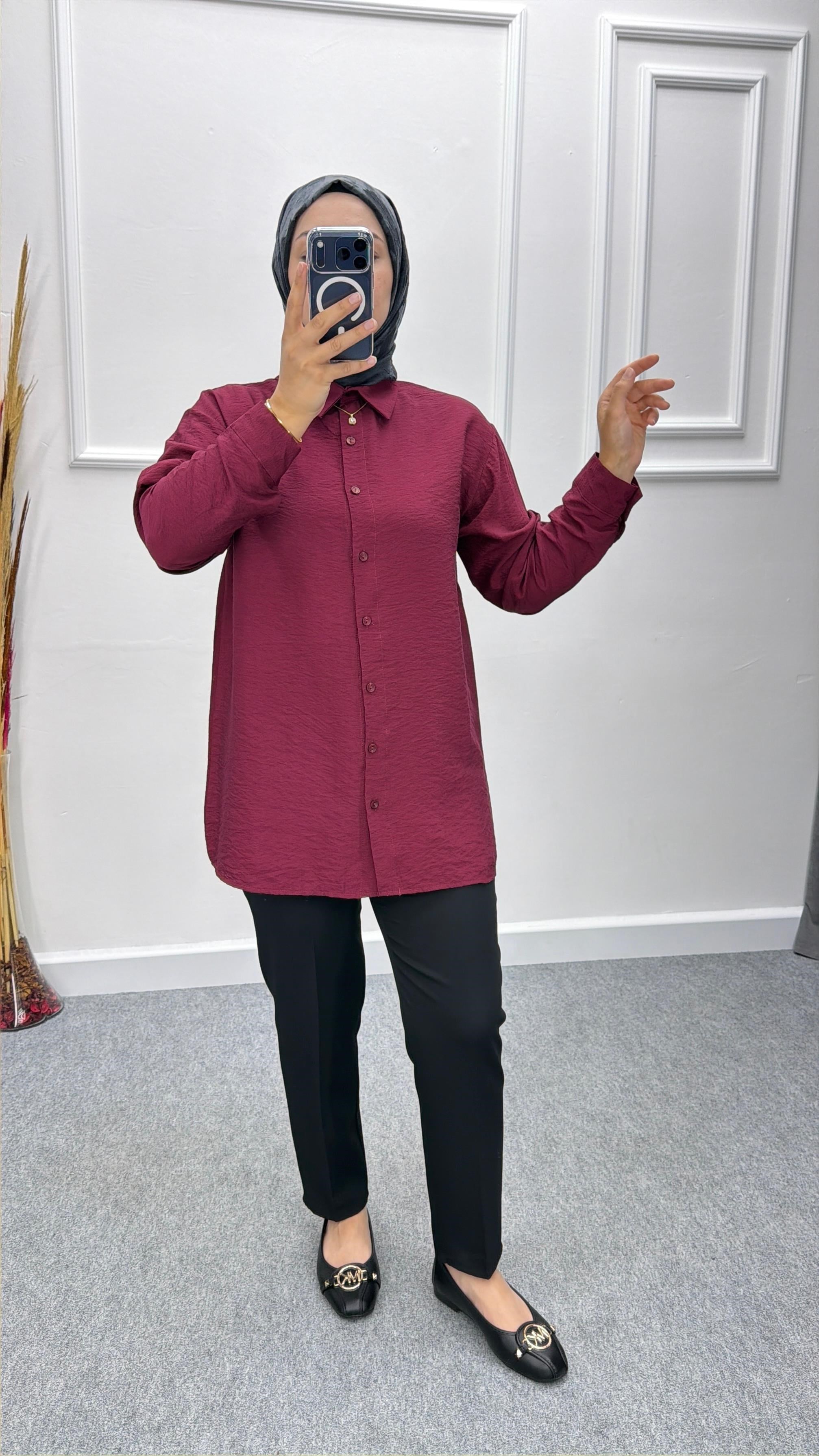Bordo Arkası Üç Düğme Detaylı Çilek Gömlek 