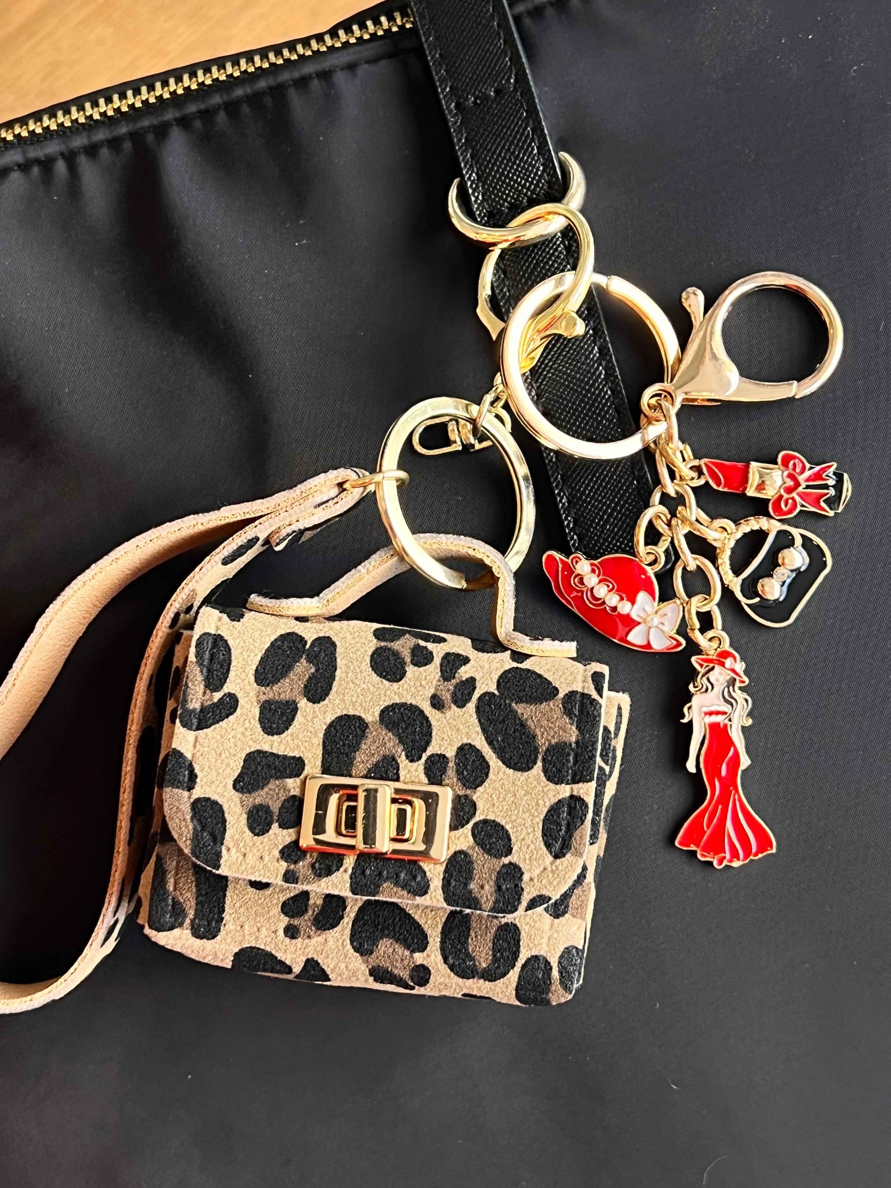 Charm Leopar Çanta Figürlü Anahtarlık - Çanta Charm (Kırmızı Şapka Model) 